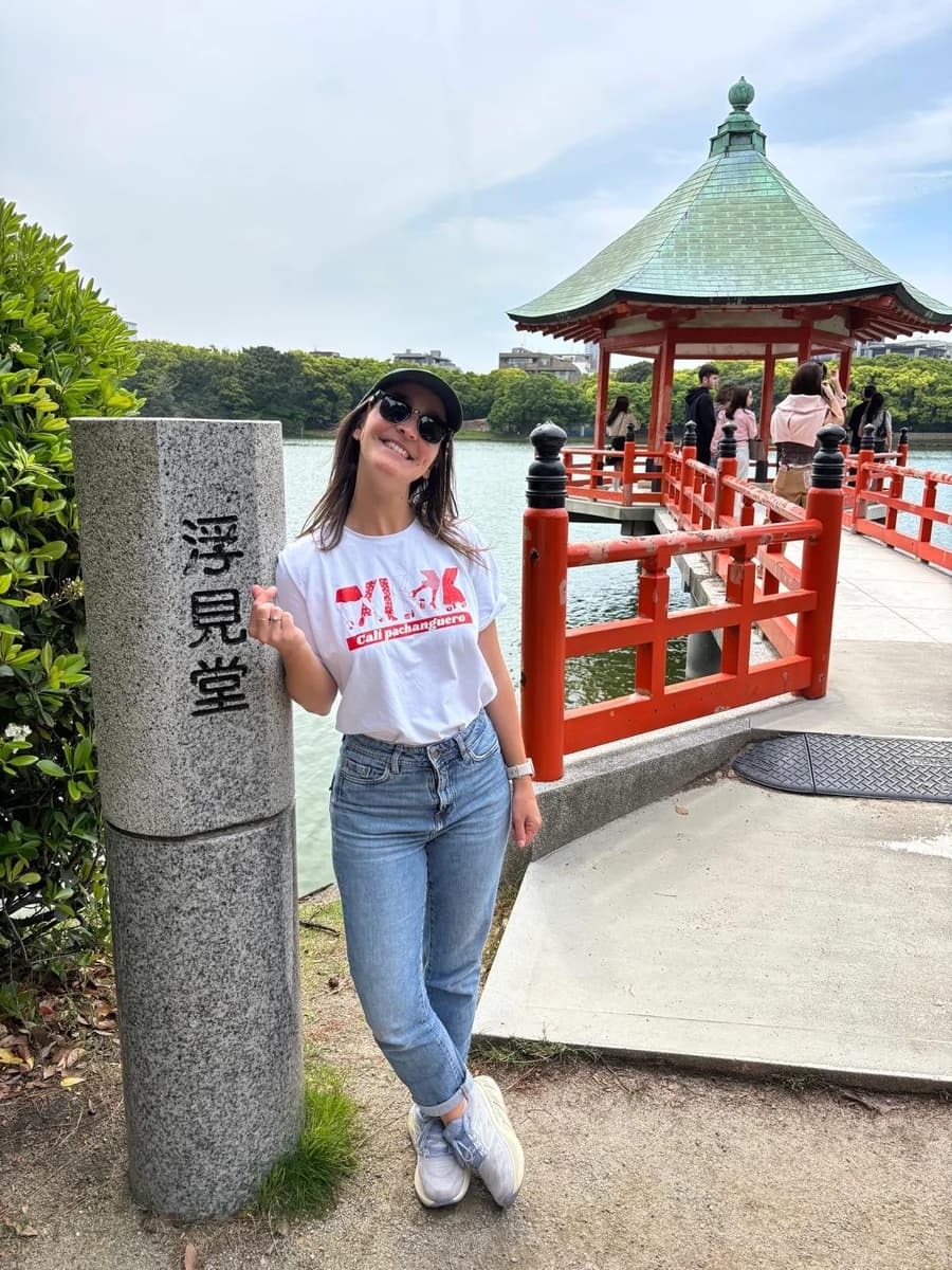 Camiseta Cali Pachanguero blanca puesta en Japón
