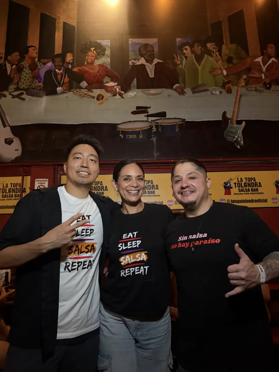Grupo de personas con camisetas Rumba Tienda en La Topa Tolondra