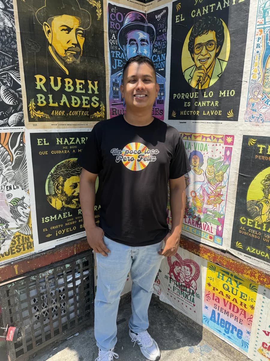 Camiseta negra Un Poco Loco Pero Feliz puesta